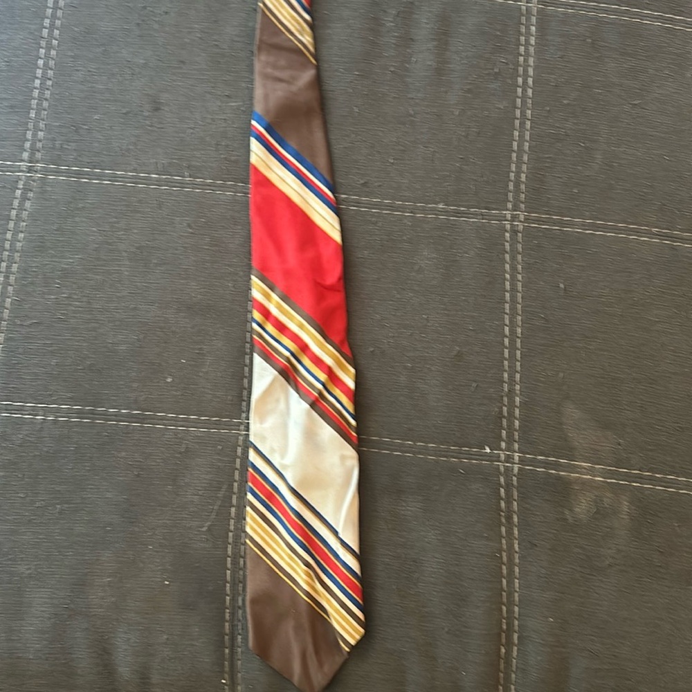 Vintage 70’s wide Shillito’s tie with beautiful colors.